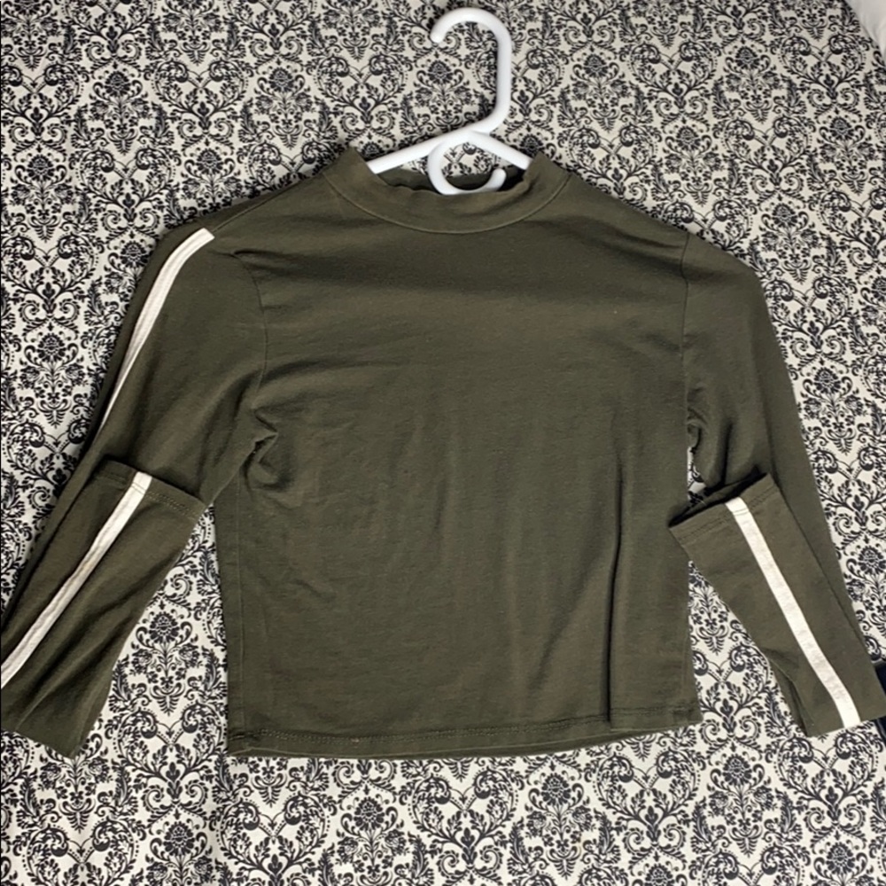 Green long sleeve crop top.